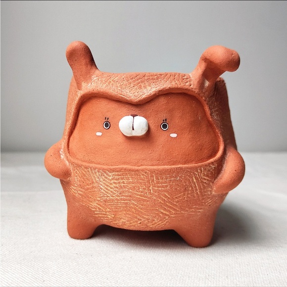 Cute handmade terracotta 🐰 planter with drainage hole. Cactus and succulent pot - Picture 2 of 15